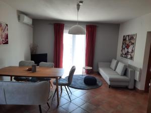 een woonkamer met een tafel en een bank bij Villa Neroli in Krk