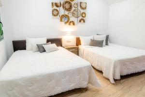 ラ・オロタバにあるEstancia Ceciliaのベッド2台が隣同士に設置された部屋です。