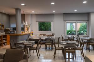 un restaurante con mesas y sillas en una habitación en Hotel Borrell en Olot