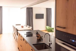 Una cocina o cocineta en All-Suite Resort Paznaun inklusive Silvretta Premium Card