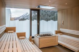 Una cama o camas en una habitación de All-Suite Resort Paznaun inklusive Silvretta Premium Card