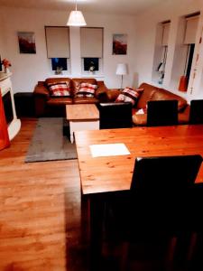 Posezení v ubytování Cosy 3 bedroom home in centre of Brodick