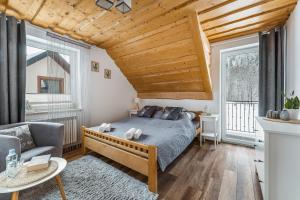 Ein Bett oder Betten in einem Zimmer der Unterkunft Domki Pod Jarmutą