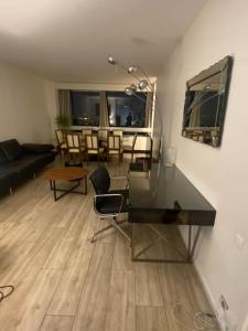 ピュトーにあるTour Défense 2000 Magnifique Appartementのリビングルーム(デスク、テーブル、椅子付)