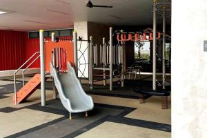 einen Fitnessraum mit Rutsche und Rutsche in der Unterkunft 2R1B 5Pax Union Executive Suites Bandar Sunway in Petaling Jaya