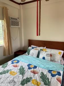 ein Schlafzimmer mit einem Bett mit einer Decke darauf in der Unterkunft Palanca Lodging Home in Candelaria