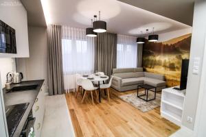 salon z kanapą i stołem w obiekcie D Apartments Centrum Powietrze w mieście Białystok
