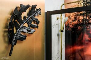 metalowy przedmiot wiszący na ścianie obok okna w obiekcie D Apartments Centrum Powietrze w mieście Białystok