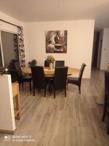 - une salle à manger avec une table et des chaises dans l'établissement La maison du midi, à Cérans-Foulletourte