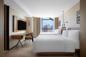 Letto o letti in una camera di Four Points by Sheraton Shenzhen Bao'an