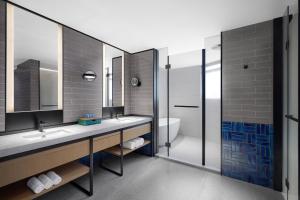 Letto o letti in una camera di Four Points by Sheraton Shenzhen Bao'an