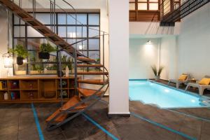 einem Pool mit einer Wendeltreppe in einem Gebäude in der Unterkunft Villa Meliti in Athen