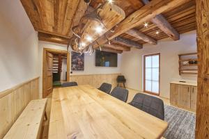 a conference room with a wooden table and chairs at Almhütte Lengau in Saalbach-Hinterglemm