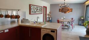 cocina con fregadero y lavavajillas en Au Petit Pressoir B&B, en Givry