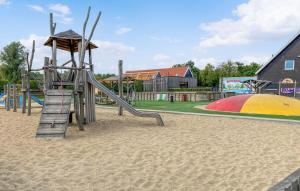um parque infantil com escorrega na areia em Stelle Maris, Nice place WIFI and privacy em heinkenszand