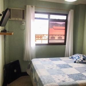 阿拉亞爾多卡博的住宿－Bilico Aluguel de Cobertura，一间卧室设有一张床和一个窗口