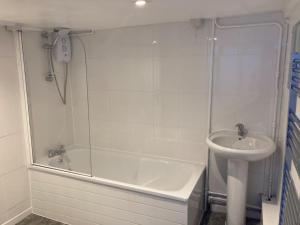 a bathroom with a tub and a sink and a shower at Charming holiday apartment in central Woodbridge in Woodbridge