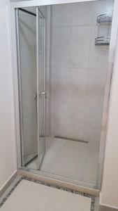 Koupelna v ubytování 1 min to metro, Cosy flat for 8 guests, 2nd Floor