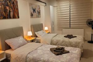 Postel nebo postele na pokoji v ubytování 1 min to metro, Cosy flat for 8 guests, 2nd Floor