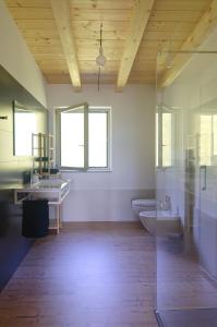 een grote badkamer met 2 wastafels en 2 toiletten bij La Risorta in Cesiomaggiore