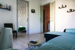 バレンシアにあるRuzafa Apartmentのリビングルーム(青いベッド1台、テーブル付)