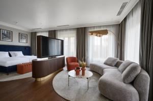 - un salon avec un canapé et une télévision dans l'établissement Verno House, à Budapest