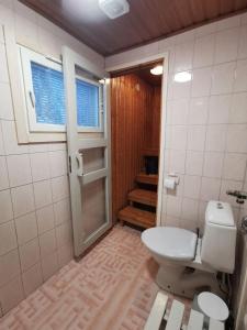 Vonios kambarys apgyvendinimo įstaigoje Luokkatupa 1