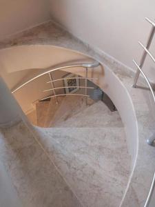 a spiral staircase in a building with at Alanya Bektaslar 3+1 lüks daire in Alanya