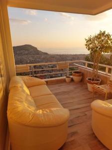 a living room with a couch on a balcony at Alanya Bektaslar 3+1 lüks daire in Alanya