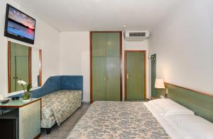 Postel nebo postele na pokoji v ubytování Hotel Paris