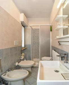 Koupelna v ubytování Hotel Paris + 37 fotografií