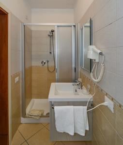 Koupelna v ubytování Hotel Paris
