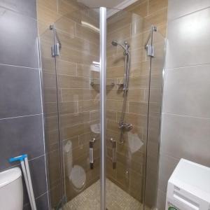 una ducha con puerta de cristal en un baño en La Perla Cascadas, en Sunny Beach