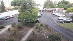 a bunch of cars parked in a parking lot at Studio proche CHU BORDEAUX in Bordeaux