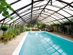 uma piscina interior com telhado de vidro em Italian Carriage-ukc3492 em Wetheringsett
