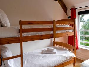 Una cama o camas cuchetas en una habitación  de The Mews - Ukc4125