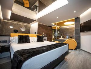 sypialnia z dużym łóżkiem i kuchnią w obiekcie Hotel Luve w mieście San Antonio de Banageber