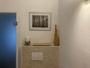 a corner of a room with a picture on the wall at Auszeit am Haffufer in Wilhelmshof