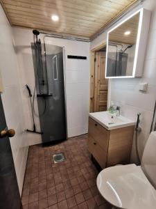 Kúpeľňa v ubytovaní Luokkatupa 2