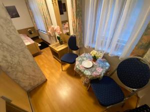eine Luftansicht auf ein Wohnzimmer mit einem Tisch und Stühlen in der Unterkunft Hotel Bielatal in Olbernhau