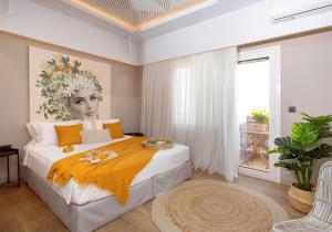 ein Schlafzimmer mit einem Bett mit einem Bild einer Frau in der Unterkunft Artree Suites in Iraklio