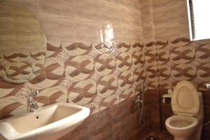 a bathroom with a sink and a toilet at Mary Joey in Baga