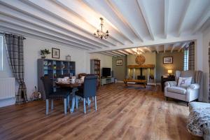 uma sala de estar com uma mesa e um sofá em Host & Stay - Millfield Cottage em Chop Gate