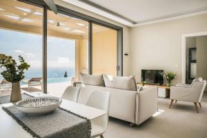 un soggiorno con divano bianco e tavolo di Villa Sorian Kitrino a Vlachata