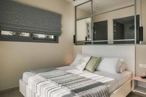 VlachataにあるVilla Sorian Kitrinoのベッドルーム1室(壁に鏡付きのベッド1台付) +31枚の写真