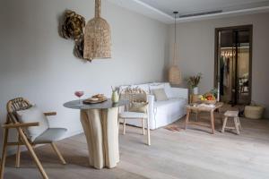 - un salon avec un canapé blanc et une table dans l'établissement Misincu, à Cagnano