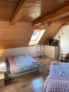 A bed or beds in a room at Vidiecky dom AlexSandra - ubytovanie v súkromí