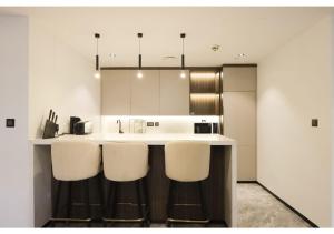 Kuchyň nebo kuchyňský kout v ubytování JBR The Walk Sadaf Suites - Fully Upgraded By Livbnb