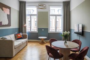 numa I Flow Rooms & Apartments في براغ: غرفة معيشة مع أريكة وطاولة