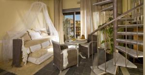 ein Zimmer mit einer Hängematte und einem Stuhl und einem Fenster in der Unterkunft Alodia in Alquézar